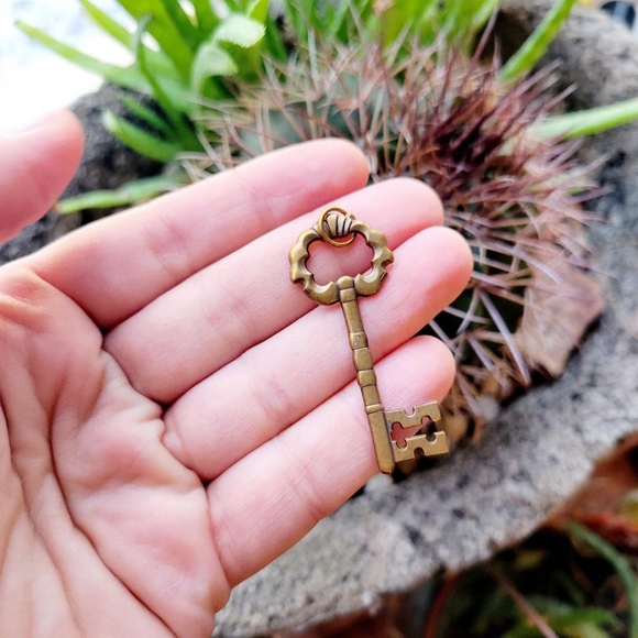 Vintage Bronze Skeleton Key Art Deco Style Pendant - Picture 6 of 8